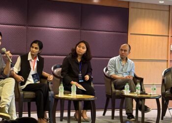 Paneelikeskustelu median vapaudesta, keskustelijat vasemmalta päätoimittaja Brian Hioe Taiwanista, freelancetoimittaja Saba Chaudhry Pakistanista, reportteri Krixia Subingsubing Filippiineiltä, päätoimittaja Trinh Huu Long Vietnamista ja päätoimittaja Tess B. Bcalla tilaisuuden järjestäneestä Asia Democracy Networkista.