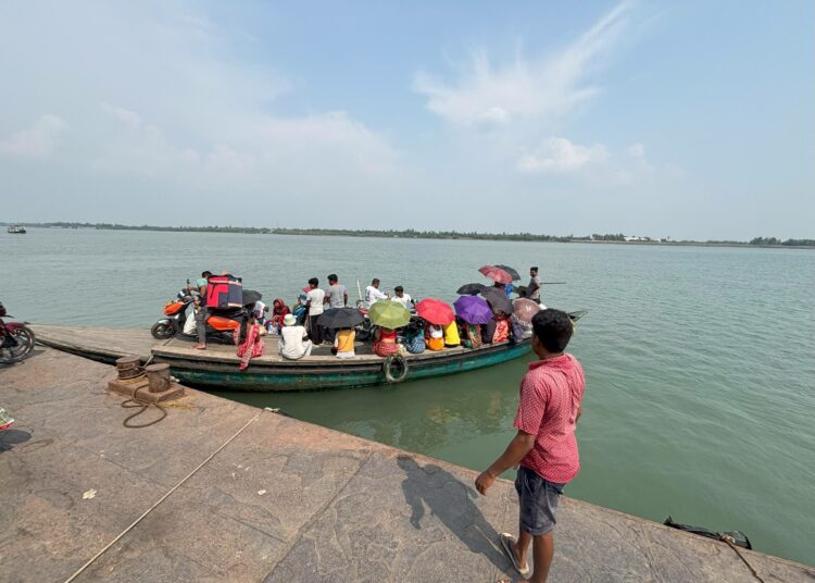 Matkustajavene Sundarbansissa.