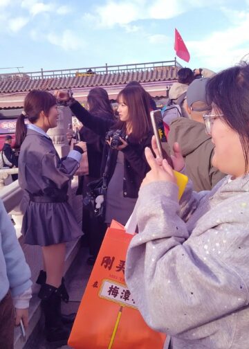 Kiinalaisnuoret ottivat kännykkäkuvia toisistaan Houhai-järven alueella Pekingissä lokakuussa.