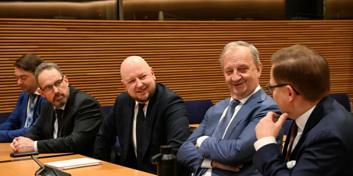 Perussuomalaisten Ville Vähämäki (vas.) ja Jani Mäkelä sekä SDP:n Joona Räsänen, Liike Nytin Harry Harkimo ja keskustan Markus Lohi parlamentaarisen velkajarrutyöryhmän raportin julkistamistilaisuudessa eduskunnan pikkuparlamentissa Helsingissä 25. helmikuuta 2025.