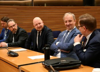 Perussuomalaisten Ville Vähämäki (vas.) ja Jani Mäkelä sekä SDP:n Joona Räsänen, Liike Nytin Harry Harkimo ja keskustan Markus Lohi parlamentaarisen velkajarrutyöryhmän raportin julkistamistilaisuudessa eduskunnan pikkuparlamentissa Helsingissä 25. helmikuuta 2025.