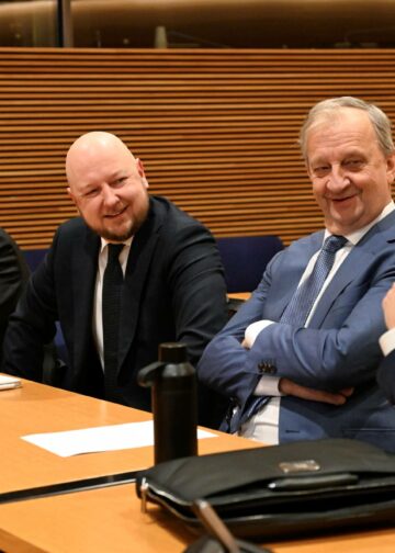 Perussuomalaisten Ville Vähämäki (vas.) ja Jani Mäkelä sekä SDP:n Joona Räsänen, Liike Nytin Harry Harkimo ja keskustan Markus Lohi parlamentaarisen velkajarrutyöryhmän raportin julkistamistilaisuudessa eduskunnan pikkuparlamentissa Helsingissä 25. helmikuuta 2025.