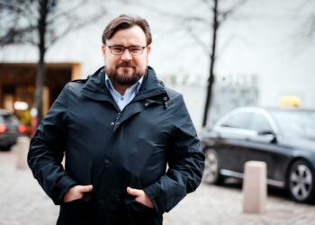 Lasten, nuorten ja perheiden köyhyys on kasvussa, ja se on seurausta vanhempien liian pienistä palkoista, epävarmasta työelämästä, matalapalkkaköyhyydestä, jonka hallitus lukuisilla työelämäoikeuksien ja sosiaaliturvan leikkauksilla aiheuttaa, sanoo vasemmistoliiton kansanedustaja Johannes Yrttiaho.