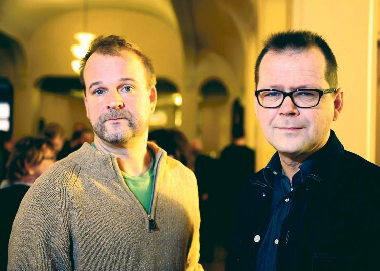 Juha Lehtolan (vas.) ja Kari Hotakaisen yhdessä kirjoittama näytelmä Kuka kukin on tulee ensi-iltaan helmikuussa.