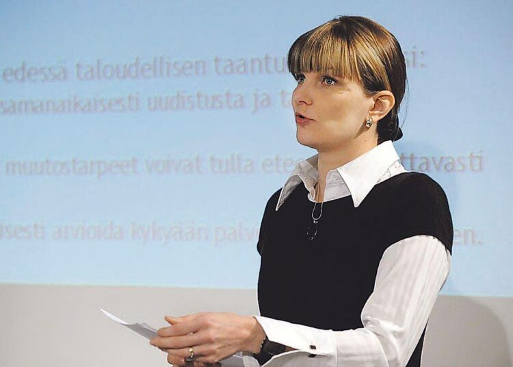 Hallinto- ja kuntaministeri Mari Kiviniemi vastaanotti kunta- ja palvelurakenneuudistuksen arvioinnin loppuraportin  eilen.