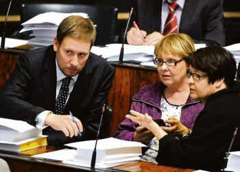 Vasemmistoliiton puheenjohtaja Paavo Arhinmäki keskusteli eduskunnassa ryhmätoverinsa Annika Lapintien ja SDP:n Tarja Filatovin (oik.)  kanssa.