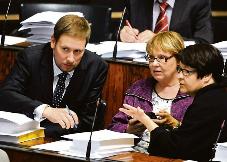 Vasemmistoliiton puheenjohtaja Paavo Arhinmäki keskusteli eduskunnassa ryhmätoverinsa Annika Lapintien ja SDP:n Tarja Filatovin (oik.)  kanssa.