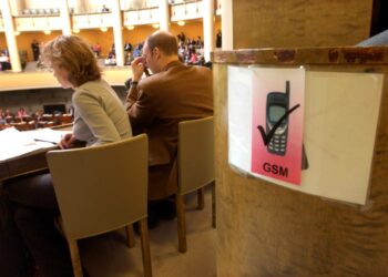 Radiotaajuuksien lopulliset toimiluvat myöntää valtioneuvosto.