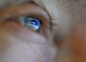 Facebook on internetissä toimiva yhteisöpalvelu. Sivustolla voi luoda itselleen käyttäjäprofiilin ja pitää yhteyttä muihin yhteisön jäseniin. Sivuston kautta voi esimerkiksi jakaa kuvia, videoita ja linkkejä.