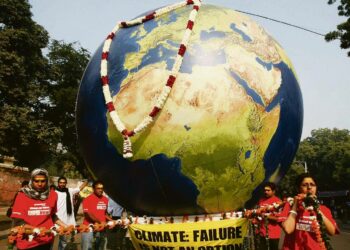 Kööpenhaminan ilmastokokoukseen pettyneet intialaiset Greenpeace-aktiivit kantoivat maapalloa hautajaiskulkueessa New Delhissä joulun alla.