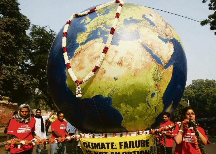 Kööpenhaminan ilmastokokoukseen pettyneet intialaiset Greenpeace-aktiivit kantoivat maapalloa hautajaiskulkueessa New Delhissä joulun alla.