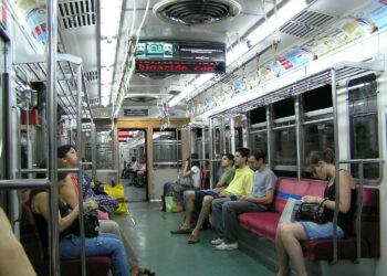 Matkustajia Buenos Airesin metrossa.