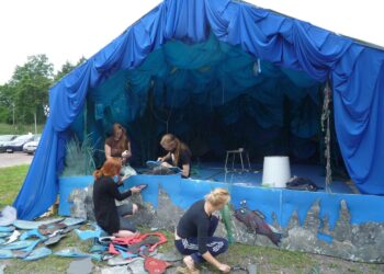 Faces Etnofestivaali pidetään tänä vuonna ensimmäistä kertaa Gumnäsissä, joka on metsäinen alue meren rannalla. KVT:n vapaaehtoisia somistushommissa.