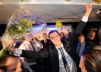 Oikeistopopulistisen ruotsidemokraattien Jimmie Åkesson juhlii puolueen nousua valtiopäiville. Puolueen läpimurto ei ollut gallupien perusteella enää yllätys, mutta yhtä kaikki se muutti poliittiset asetelmat.