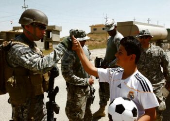 Yhdysvaltojen puolustusministeriön propagandakuvassa sotilaat lahjoittavat irakilaispojalle jalkapallon Kirkukin lentotukikohdan lähellä Irakin kurdialueella. Irakin miehityksen aikana Yhdysvallat on rakentanut maahan 14 pysyvää sotilastukikohtaa.