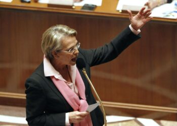 Ulkoministeri Michèle Alliot-Marie selittelemässä parlamentin kyselytunnilla viime viikolla.