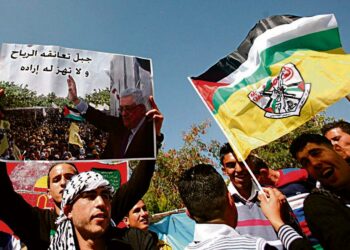 Palestiinalaisnuoret kantoivat presidentti Mahmud Abbasin kuvaa Jeninissä Länsirannalla viime viikolla järjestetyssä mielenosoituksessa, jossa peräänkuulutettiin Länsirannan ja Gazan palestiinalaisalueiden yhtenäisyyttä.
