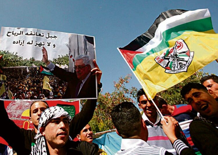 Palestiinalaisnuoret kantoivat presidentti Mahmud Abbasin kuvaa Jeninissä Länsirannalla viime viikolla järjestetyssä mielenosoituksessa, jossa peräänkuulutettiin Länsirannan ja Gazan palestiinalaisalueiden yhtenäisyyttä.