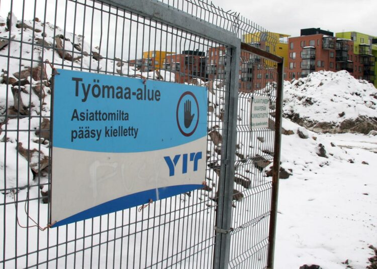 Asiantuntijan mukaan suuret suomalaiset rakennusteollisuuden toimijat väheksyvät puukerrostalojen rakentamista.