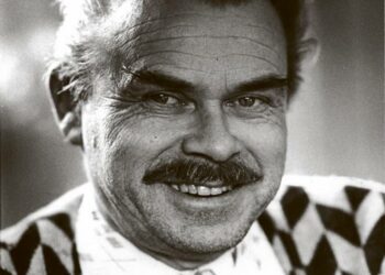 Veikko Huovinen (1927–2009) tunnetaan lämpimän humoristisena kansankuvaajana. Hänen tuotantoonsa kuuluu kymmenittäin romaaneja, novelli- ja kertomuskokoelmia sekä näytelmiä. Kuva vuodelta 1979.