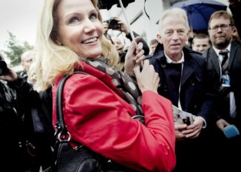 Sosialidemokraattien Helle Thorning-Schmidt ja sosialistisen kansanpuolueen Villy Søvndal kampanjoimassa ennen vaaleja. Thorning-Schmidtistä tuli pääministeri ja Søvndalista ulkoministeri.