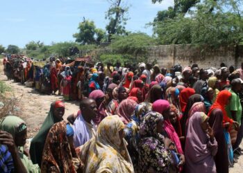 Kuivuutta eteläisestä Somaliasta paenneita ihmisiä jonottamassa hätäapua Mogadishussa lokakuussa.
