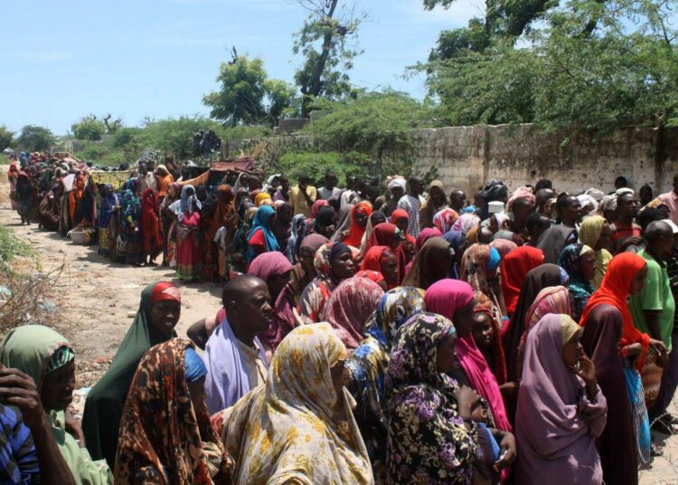 Kuivuutta eteläisestä Somaliasta paenneita ihmisiä jonottamassa hätäapua Mogadishussa lokakuussa.
