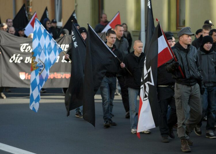 Uusnatseja osoittamassa sunnuntaina mieltään Wunsiedelissä eteläisessä Saksassa keskitysleirien uhrien muistomerkin pystyttämistä vastaan.