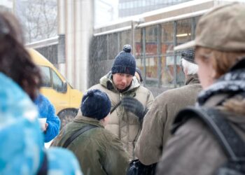– Demokratia toteutuu vain sillä, että jokainen äänestää omasta mielestään parasta ehdokasta eikä toiseksi tai kolmanneksi parasta, Paavo Arhinmäki muistutti Helsingissä Vaasanaukiolla.
