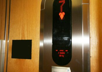 Suomessa asuu hissittömässä talossa yli 100 000 yli 64-vuotista. Esteetön Suomi 2017 -hankkeessa pyritään hissittämään myös nämä hissittömät talot.