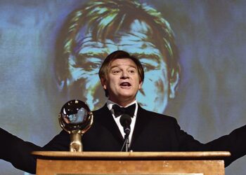 Tiikerin häntä on mysteeri laman stressaamasta liikemiehestä, joka alkaa nähdä kaikkialla kaksoisolentonsa. Kuvassa Brendan Gleeson.
