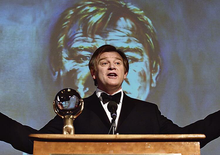 Tiikerin häntä on mysteeri laman stressaamasta liikemiehestä, joka alkaa nähdä kaikkialla kaksoisolentonsa. Kuvassa Brendan Gleeson.