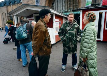 Paavo Arhinmäki on näinä päivinä tuttu näky aamuisin Helsingissä, kun ministeri jalkautuu kansan pariin vaalityöhön ennen työpäivän alkua.