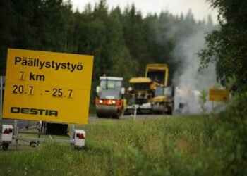 Destia teki tienpäällystöitä Eurassa kesällä 2009. Nykyisin yhtiö on keskittynyt rakentamaan teitä ja muuta infrastruktuuria: se myi tienpäällystyksen NCC:lle vuoden 2011 lopussa.