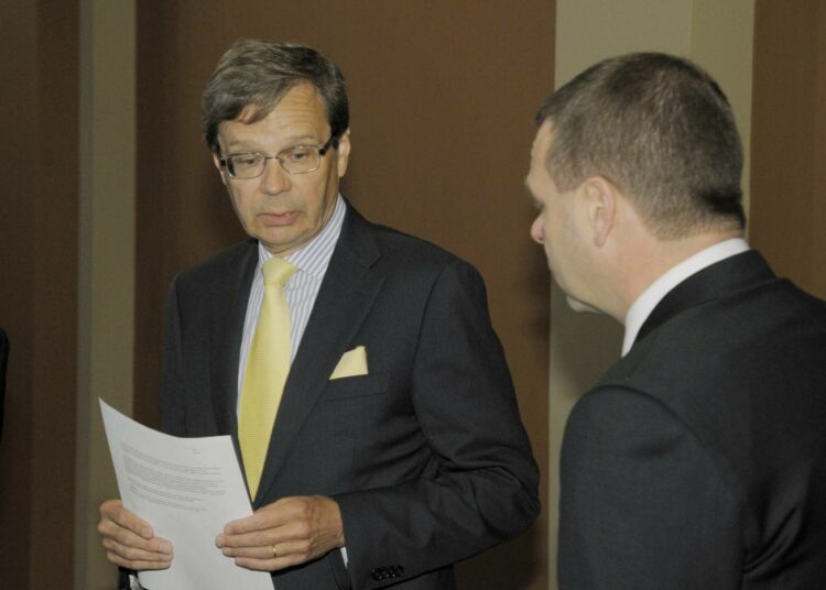 Wärtsilän konsernijohtaja Ole Johansson luovutti Meriteollisuus 2020 -työryhmä esityksen elinkeinoministeri Jan Vapaavuorelle maanantaina.