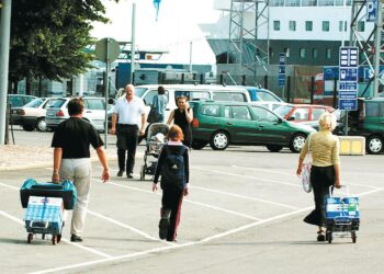 Aino-Kaisa Pekosen mukaan tämä näky alkaa olla yhä harvinaisempi. Nyt juomia Virosta kuljetetaan autoilla, ei enää niinkään pienillä kärryillä.