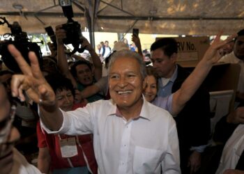 FMLN:n ehdokas Salvador Sánchez Cerén näytti voitonmerkkiä käydessään äänestämässä toissa sunnuntaina.