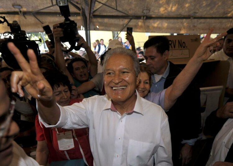 FMLN:n ehdokas Salvador Sánchez Cerén näytti voitonmerkkiä käydessään äänestämässä toissa sunnuntaina.