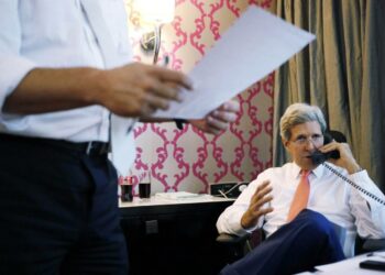 Kuvatoimiston mukaan Yhdysvaltain ulkoministeri John Kerry puhuu kuvassa Israelin pääministeri Benjamin Netanjahun kanssa hotellihuoneessaan Kairossa toissa perjantaina.