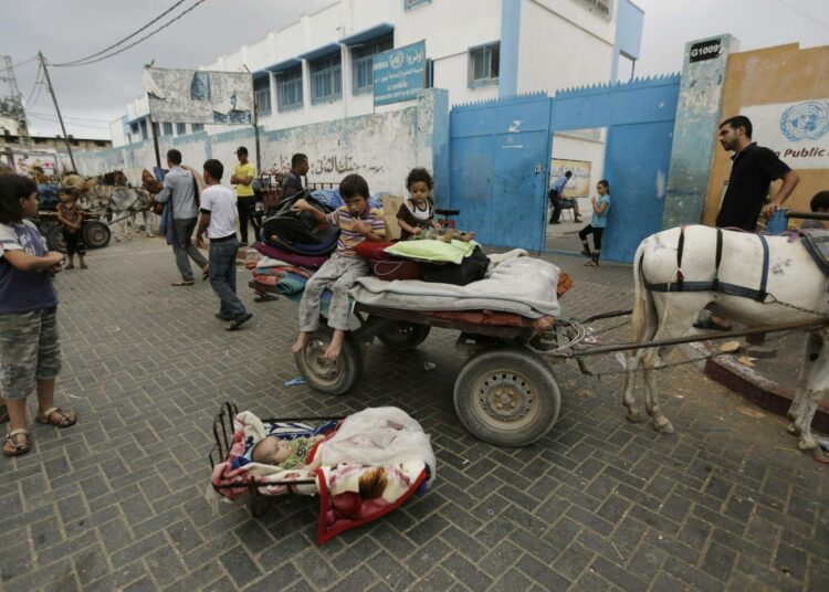 Noin puoli miljoonaa palestiinalaista eli lähes kolmasosa Gazan väestöstä on joutunut jättämään kotinsa.