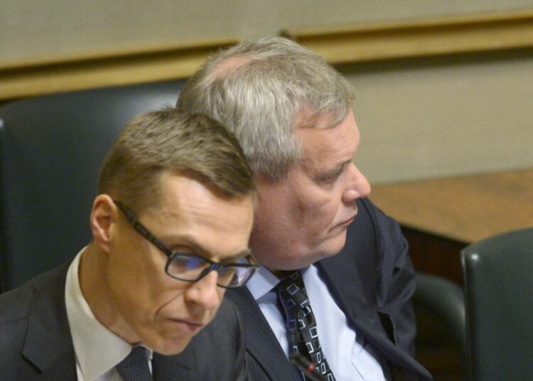 Valtiovarainministeri Antti Rinne (oik.) ja pääministeri Alexander Stubb eduskunnan istunnossa keskiviikkona.