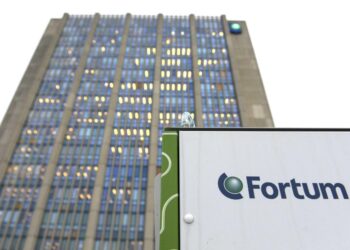 Energiayhtiö Fortumin aikeet nostaa hallituksen johdon ja jäsenten palkkioita kuohuttavat poliitikkoja.