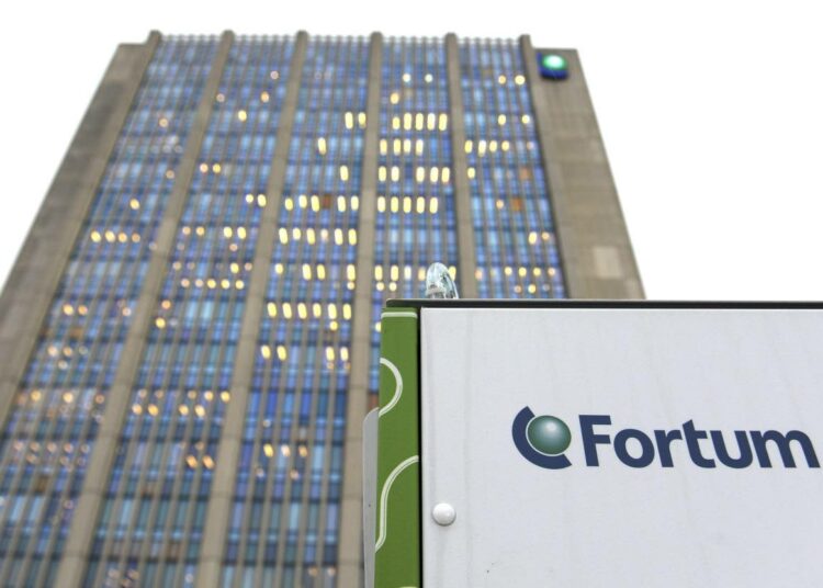 Energiayhtiö Fortumin aikeet nostaa hallituksen johdon ja jäsenten palkkioita kuohuttavat poliitikkoja.