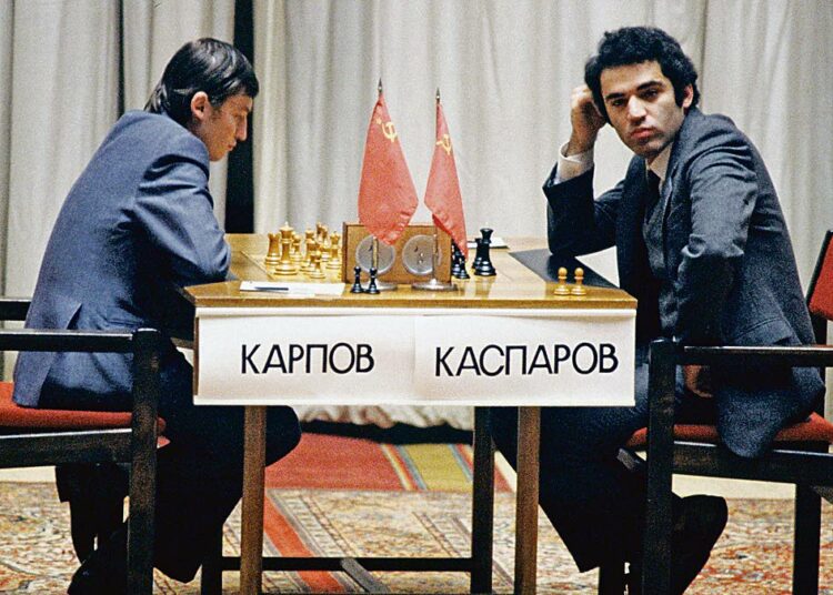 Karpovin (vas.) ja Kasparovin 25 vuotta kestänyt kitkerä taistelu shakin mesta-ruudesta osuu yhteen Neuvostoliiton yhteiskunnallisen murroksen kanssa.