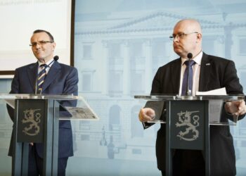 Selvitysmies Harri Hietala (vas.) luovutti ehdotuksensa työpaikkojen paikallisen sopimisen kehittämisestä oikeus- ja työministeri Jari Lindströmille torstaina. Paikallisen sopimisen edistäminen on yksi hallitusohjelman kärkihankkeista.