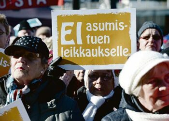 Eläkeläiset osoittivat mieltä asumistuen leikkaamista vastaan 8. lokakuuta. Tuoreen tiedon mukaan leikkaus pudottaisi 27 000 eläkeläistä köyhyyteen.
