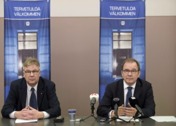 Suojelupoliisin turvallisuusyksikön päällikkö Kari Harju (vas.) ja päällikkö Antti Pelttari Supon tiedotustilaisuudessa tiistaina.