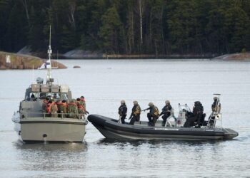 Merivoimat esitteli torstaina Välimeren operaatiotaan, joss sotilaat valmistautuvat nousemaan pakolaisalukseen.