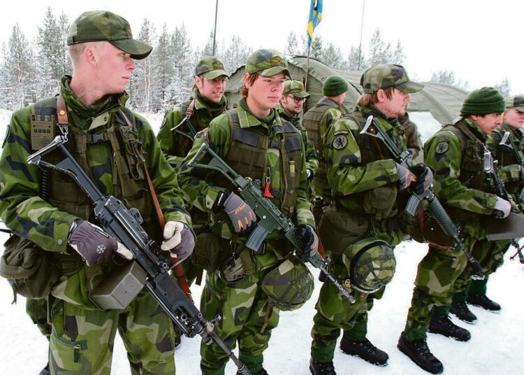 Suomen ja Ruotsin pääministerit korostivat  yhteisessä kirjoituksessaan maiden puolustusyhteistyön tärkeyttä. Kuvassa ruotsalaisjoukkoja EU:n nopean toiminnan joukkojen Pohjoismaisen taisteluosaston, NBG:n harjoituksissa Ruotsissa marraskuussa 2007.