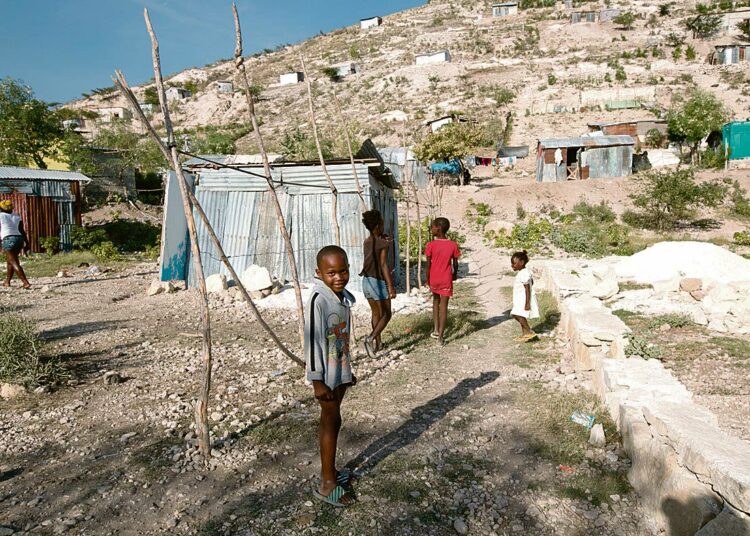 Haitissa asuu vieläkin ihmisiä hätämajoituksessa vuoden 2010 maanjärjestyksen jäljiltä. Kuva viime tammikuulta.
